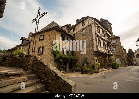 Ségur-le-Château, FRANCE - 30 juin 2017 : Centre du village idyllique avec ses célèbres et pittoresques maisons à colombages. Banque D'Images