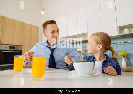 Bel homme joyeux le petit-déjeuner avec sa fille Banque D'Images