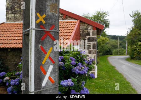 SAINT GOUSSAUD, FRANCE - Le 23 juin 2017 : randonnée différents marquages façon peint sur un poteau d'électricité dans un hameau. Banque D'Images