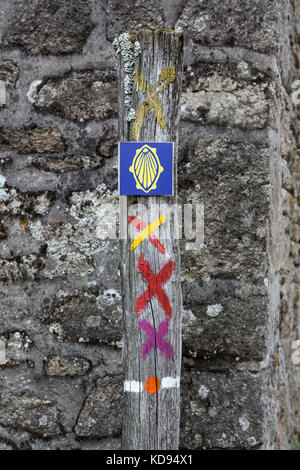 SAINT GOUSSAUD, FRANCE - Le 23 juin 2017 : la coquille Saint-Jacques du Camino de Santiago ou le chemin de St Jacques, entre autres randonnées waymarking peint Banque D'Images