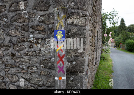 SAINT GOUSSAUD, FRANCE - Le 23 juin 2017 : la coquille Saint-Jacques du Camino de Santiago ou le chemin de St Jacques, entre autres randonnées waymarking peint Banque D'Images