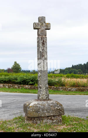 SAINT GOUSSAUD, Limousin, FRANCE - Le 23 juin 2017 : une vieille croix sur le Camino de Santiago ou le chemin de St Jacques. Banque D'Images