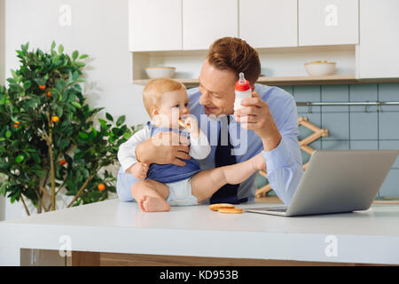 Heureux heureux qui prend soin de sa petite fille Banque D'Images