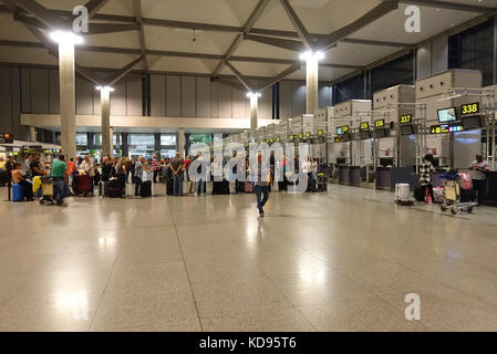 Les passagers à l'enregistrement à l'aéroport de compteurs, comptoir de réception, Malaga, Costa del Sol, Espagne Banque D'Images