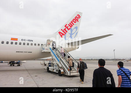 Les passagers d'avion de retour de Aireuropa, aéroport Malaga, Andalousie, Espagne . Banque D'Images