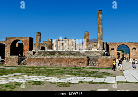 Pompéi, Italie - 3 octobre 2013 Pompéi. Les touristes se rendant sur le Forum et le Temple de Jupiter et le Vésuve au loin, de l'al. Banque D'Images