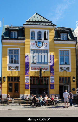 Ancien cinéma Kinematograf dans un bâtiment norvégien jaune avec 1915 personnes au café de la rue. Storgata, Tromso, comté de Troms, Norvège, Scandinavie, Banque D'Images