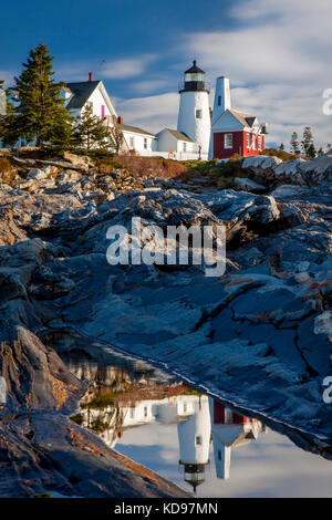 Tôt le matin sur les rochers en dessous de Pemaquid Point Lighthouse près de Bristol dans le Maine, USA Banque D'Images