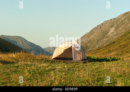 Tente dôme de randonnée légère sur plancher en bois dans un camp touristique dans les montagnes Banque D'Images