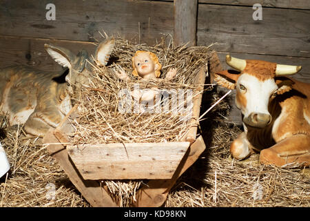 Scenechristmas Christmas Nativity scene manager avec les chiffres y compris Jésus Maria Giuseppe blue et de l'âne Banque D'Images