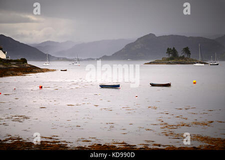 Une averse et misty voir plein est sur le loch Carron de harbour street, plockton Banque D'Images