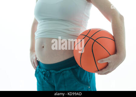 Femme enceinte avec le basket isolé sur fond blanc Banque D'Images