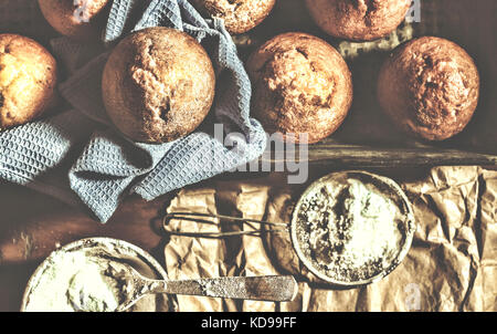 Cupcakes, muffins, les boulangers mettent la main sur des pâtisseries. Baker Banque D'Images