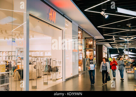 Vilnius, Lituanie - 21 septembre 2017 : les gens marchent le long du centre commercial près de H&M Hennes & Mauritz Store. Banque D'Images