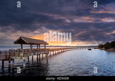 Coucher du soleil par Taylor de quai au boulevard park promenade à Bellingham, Washington Banque D'Images