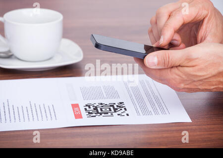 Close-up of a Barcode scanning using cellphone Banque D'Images