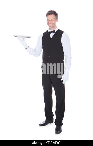 Portrait of happy waiter holding bac vide Banque D'Images