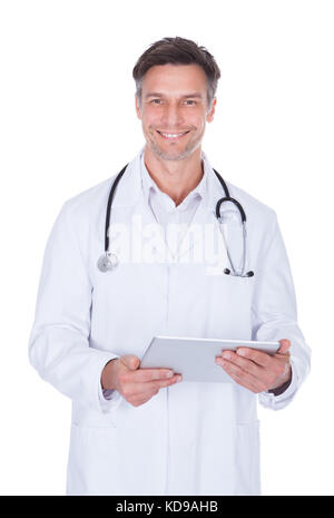Portrait of happy mature male doctor holding digital tablet Banque D'Images