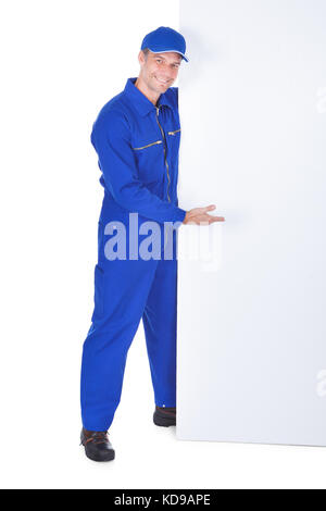 Portrait du travailleur masculin dans l'étiquette vierge Présentation Boilersuit Banque D'Images