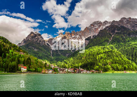 Belle petite ville au bord du lac à dolomites Banque D'Images