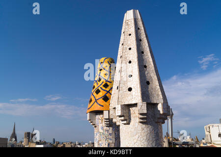 Deux des nombreuses cheminées sur le toit du Palau Guell d'Antoni Gaudi, qui est à quelques pas de la Rambla. Banque D'Images