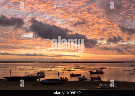 Beau coucher de soleil sur l'été nembrala beach indonésie Banque D'Images