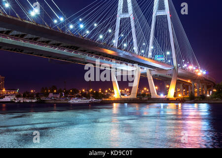 Big obukhovsky. pont fixe à haubans pont sur la rivière Neva à st. petersburg. L'un des plus longs ponts routiers en Russie sur nuit d'automne. Pont, b Banque D'Images