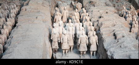 Xian, Chine - 4 octobre 2017 : les guerriers de l'Armée de terre cuite. Découvert en 1974, trois fosses contiennent plus de 8000 soldats. Banque D'Images