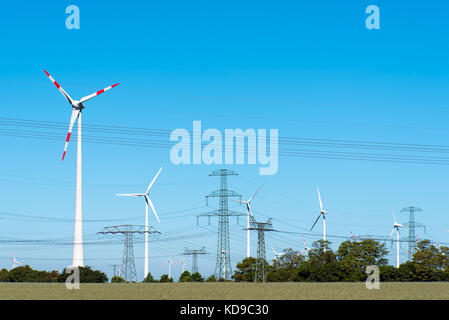 Windwheels et de lignes de transport d'électricité dans les régions rurales de l'Allemagne vu Banque D'Images