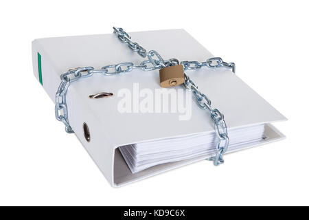 Dossier avec les renseignements confidentiels déposés par chaîne métallique et serrure. isolated on white Banque D'Images