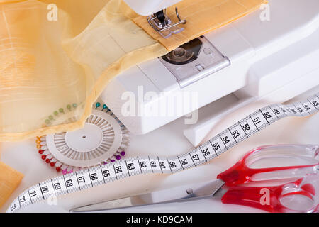 Machine à coudre et éléments associés. isolated on white Banque D'Images