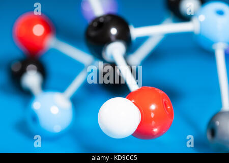 Modèle de structure moléculaire sur fond réfléchissant bleu Banque D'Images