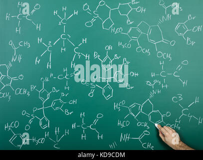 Les formules chimiques organiques sur un tableau vert Banque D'Images