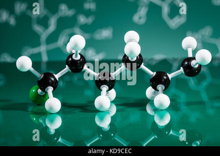 Modèle de structure moléculaire sur fond réfléchissant vert Banque D'Images