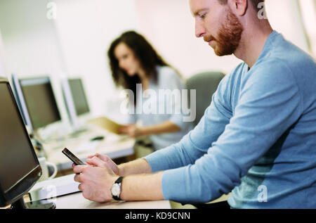 Le portrait de software designer working in office Banque D'Images