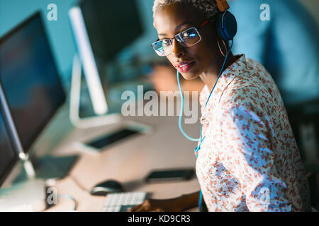 Le portrait de software designer working in office Banque D'Images