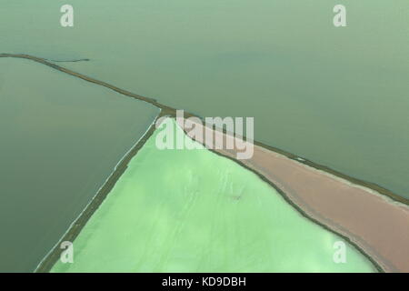 Appartements sels près de Walvis Bay, en Namibie. Photo prise depuis un avion. Banque D'Images