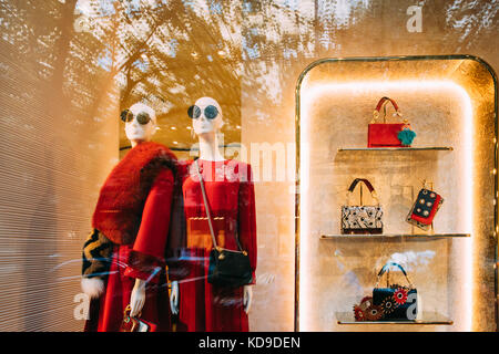 Mannequins femme et accessoires de mode en vitrine vitrine de magasin mall marché. Banque D'Images