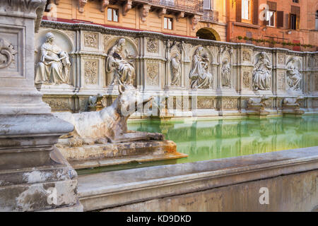 Fonte Gaia est une fontaine monumentale de la Piazza del Campo - Sienne, Italie Banque D'Images