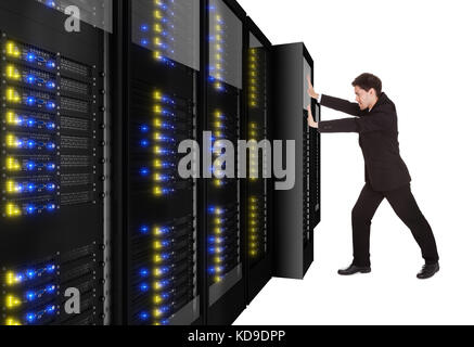 Businessman pushing rack serveur en place. Isolated on white Banque D'Images