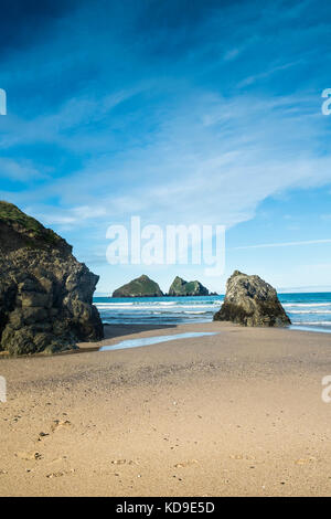 L'emblématique Gull Rocks à Holywell Bay, l'un des sites de tournage de Poldark en Cornouailles. Banque D'Images