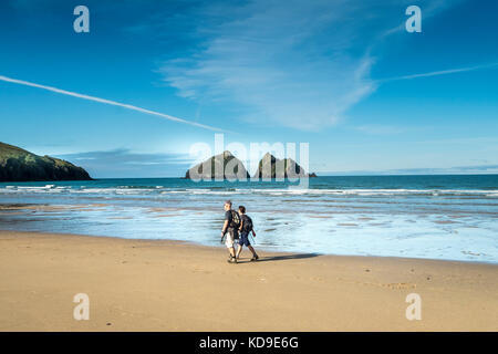 Marcheurs sur la plage à Holywell Bay Cornwall - Gull Rocks à Holywell Bay l'un des lieux de tournage emblématiques de Poldark à Cornwall. Banque D'Images