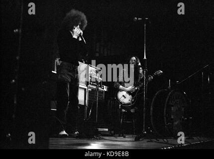 Les membres du groupe fondateur Peter Hope-Evans (à gauche) et John Fiddler exécuter leurs UK blues rock duo Médecine Chef Guildhall à Plymouth le 29 novembre 1970. Banque D'Images