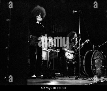 Les membres du groupe fondateur Peter Hope-Evans (à gauche) et John Fiddler exécuter leurs UK blues rock duo Médecine Chef Guildhall à Plymouth le 29 novembre 1970. Banque D'Images