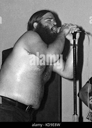 Membre du groupe fondateur Bob "l'ours" Hite joue avec le groupe de rock américain à la Canned Heat Marquay Club à Torquay Town Hall le 18 août 1971 durant une tournée britannique. Le groupe atteint une renommée mondiale après apparitions aux festivals de Monterey et de Woodstock dans les années 60. Banque D'Images