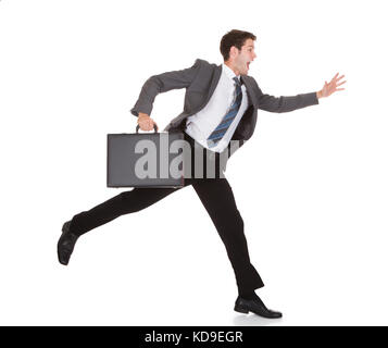 Businessman running avec serviette à main sur fond blanc Banque D'Images