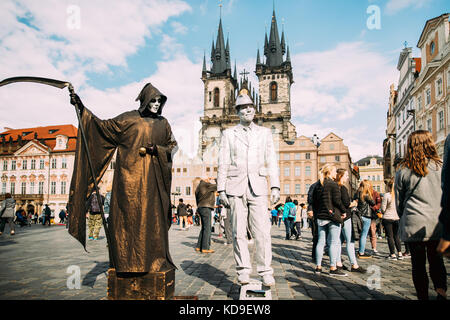 Prague, République tchèque - Le 22 septembre 2017 : artiste de rue, permormers sur fond de l'église de Notre Dame de Tyn avant la place de la vieille ville Banque D'Images