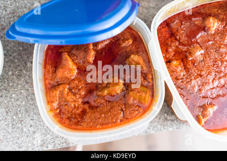 Ragoût de tomates nigérianes et épicé chaud dans des bols pour la conservation au congélateur Banque D'Images