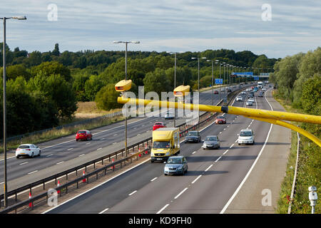 Birmingham, Royaume-Uni - août 27 2017 : trafic sur l'autoroute britannique M5 près de West Bromwich Banque D'Images