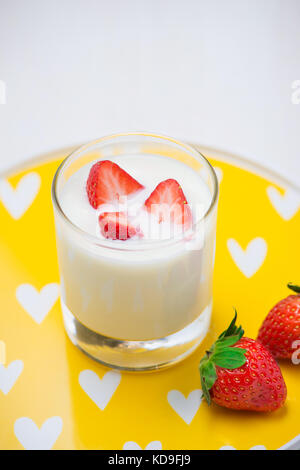 Aliments sains. yogourt aux fraises avec des fraises et yaourt petit-déjeuner sur la table. Banque D'Images